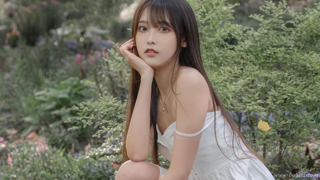 美女吊带裙露肩图片