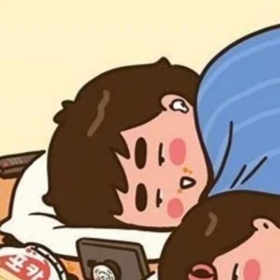 萌娃坐在凳子上的情侣头像 可爱情侣图片