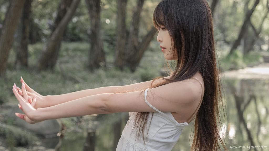 美女吊带裙露肩图片