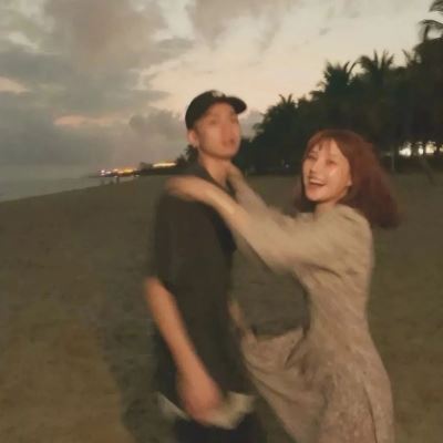 不明显的情侣头像沙雕一女一个狗 微信甜甜的情头图片