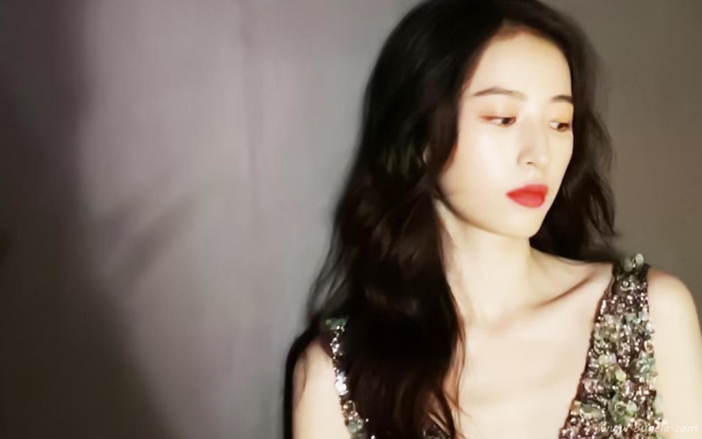 清纯靓丽女神周雨彤时尚魅力迷人写真图片