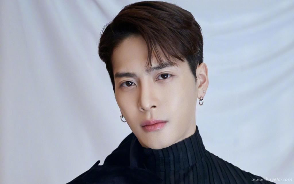时尚潮流男孩王嘉尔帅气黑色西装迷人写真图片