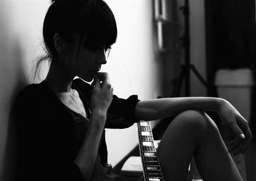 非主流颓废女生伤感黑白图片