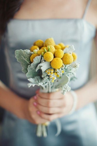 唯美新娘手捧鲜花大全图片