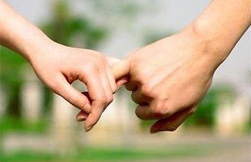 情侣牵手的正确手势图片