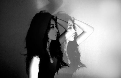 非主流颓废女生伤感黑白图片