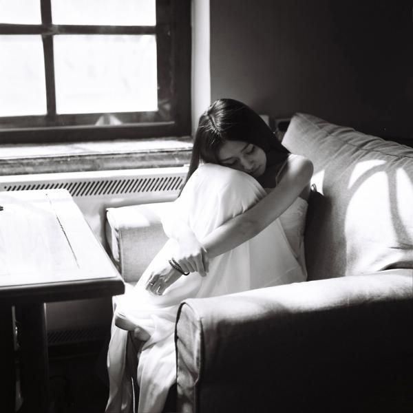 非主流颓废女生伤感黑白图片