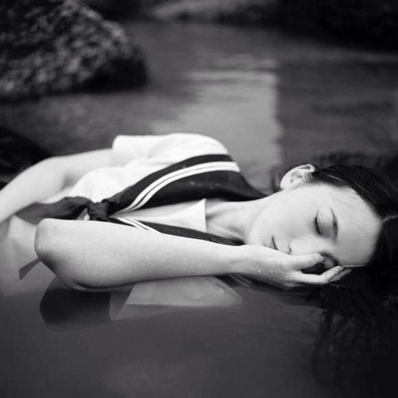 非主流颓废女生伤感黑白图片