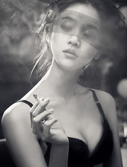 黑白欧美女生伤感图集图片