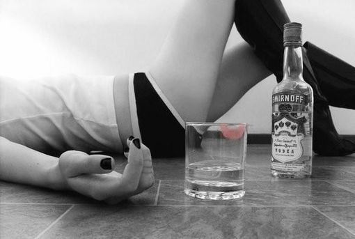 非主流女生喝酒伤感大图图片