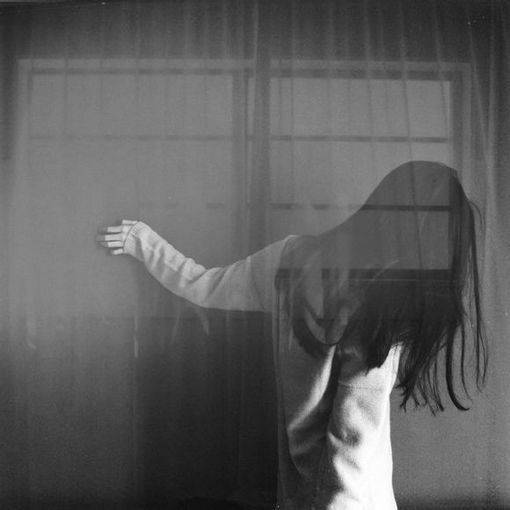 非主流颓废女生伤感黑白图片