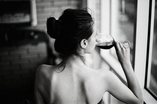 非主流女生喝酒伤感大图图片