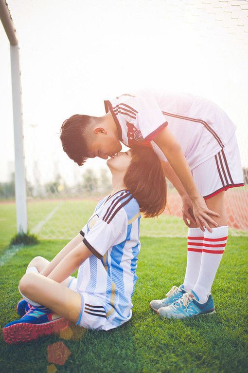 足球情侣合影情投意合图片