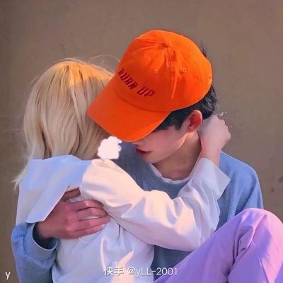 情侣头像女孩趴在男孩身上 可爱图片
