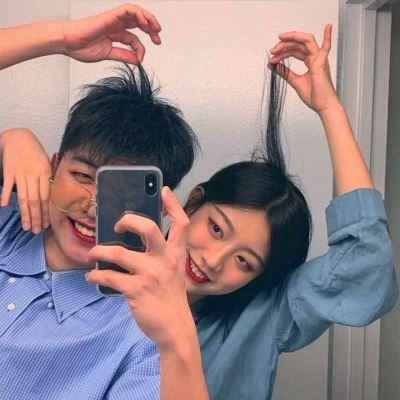 情侣头像女孩趴在男孩身上 可爱图片