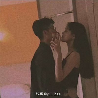 情侣头像女孩趴在男孩身上 可爱图片