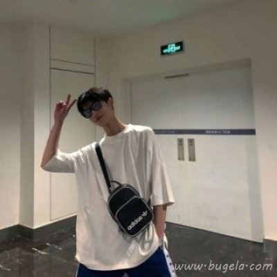 帅气背包男生头像 侧身背影背包头像图片