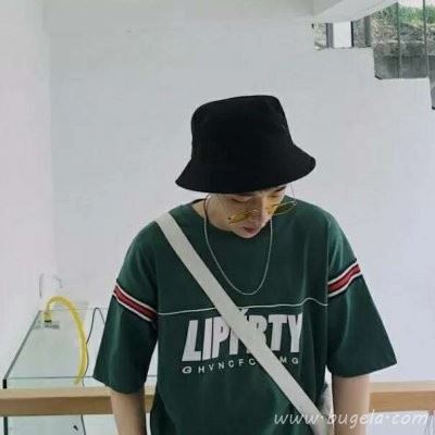 男生戴帽子帅气头像图片