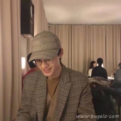 男生戴帽子帅气头像图片