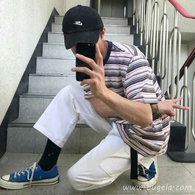 男生戴帽子帅气头像图片