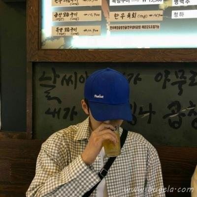 男生戴帽子帅气头像图片