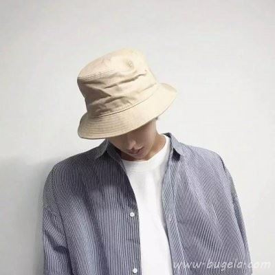 男生戴帽子帅气头像图片