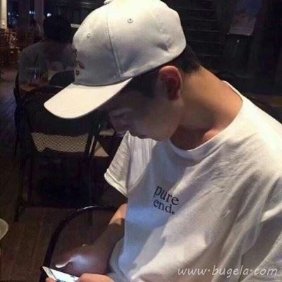 戴鸭舌帽男生头像图片