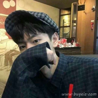 戴鸭舌帽男生头像图片