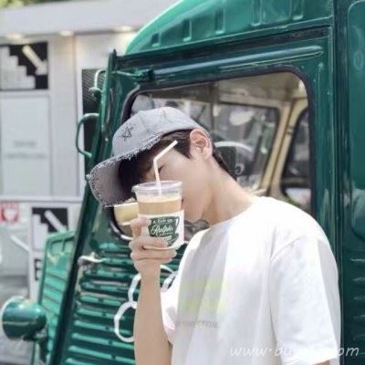 戴鸭舌帽男生头像图片