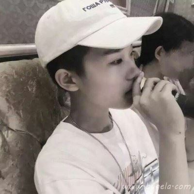 戴鸭舌帽男生头像图片