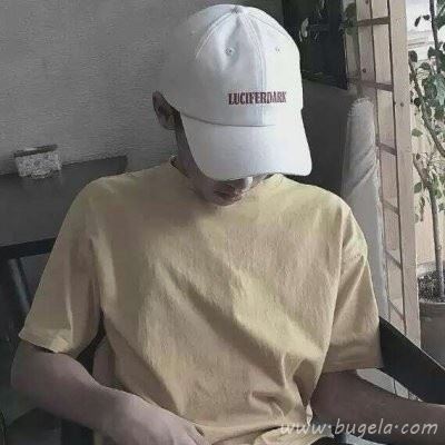 戴鸭舌帽男生头像图片