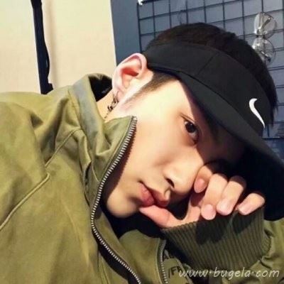 戴鸭舌帽男生头像图片