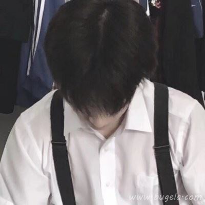 2021流行的男生白衬衣头像 活在当下的幸福图片