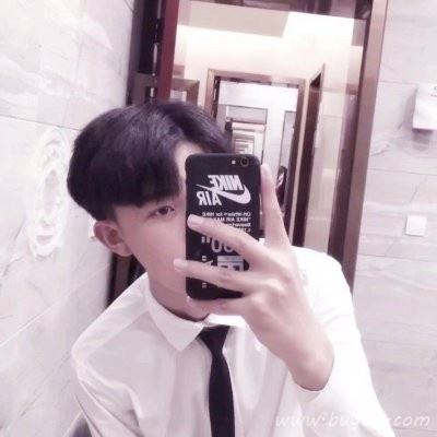 2021流行的男生白衬衣头像 活在当下的幸福图片