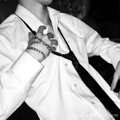 2021流行的男生白衬衣头像 活在当下的幸福图片