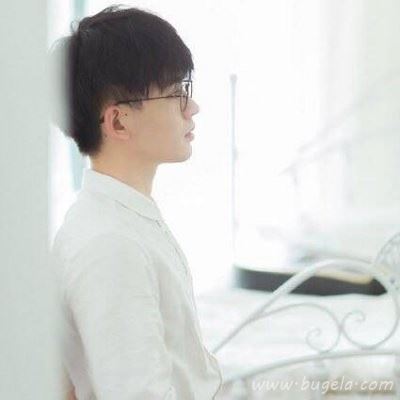 2021流行的男生白衬衣头像 活在当下的幸福图片