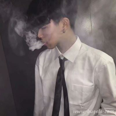 2021流行的男生白衬衣头像 活在当下的幸福图片