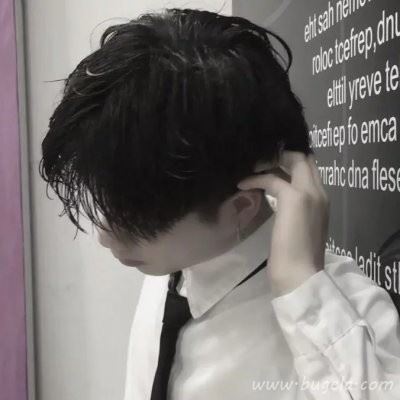 2021流行的男生白衬衣头像 活在当下的幸福图片