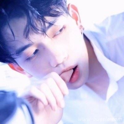 2021流行的男生白衬衣头像 活在当下的幸福图片