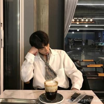 2021流行的男生白衬衣头像 活在当下的幸福图片