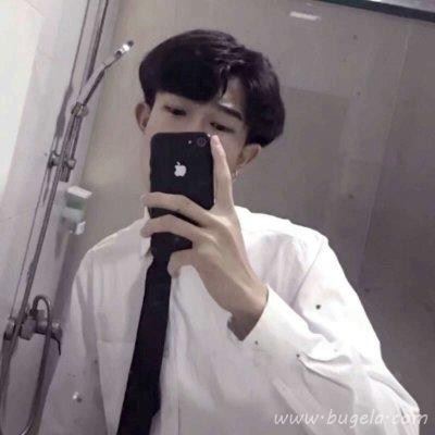 2021流行的男生白衬衣头像 活在当下的幸福图片