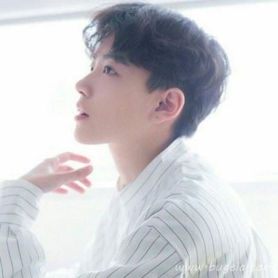 2021流行的男生白衬衣头像 活在当下的幸福图片