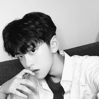 2021流行的男生白衬衣头像 活在当下的幸福图片