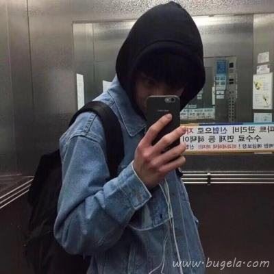拿手机戴帽子男生头像图片