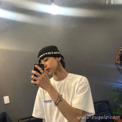 拿手机戴帽子男生头像图片