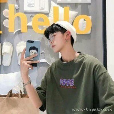 拿手机戴帽子男生头像图片