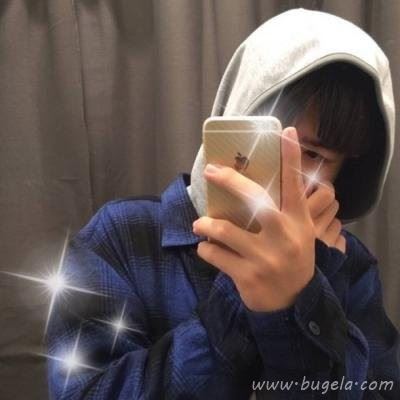 拿手机戴帽子男生头像图片