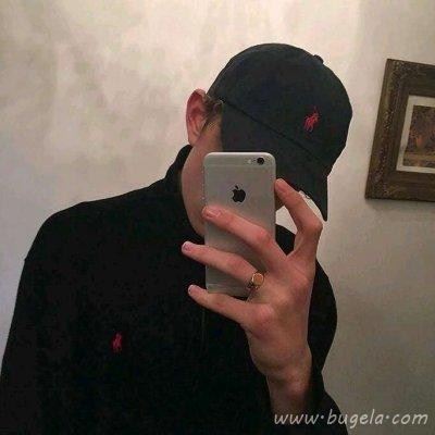 拿手机戴帽子男生头像图片