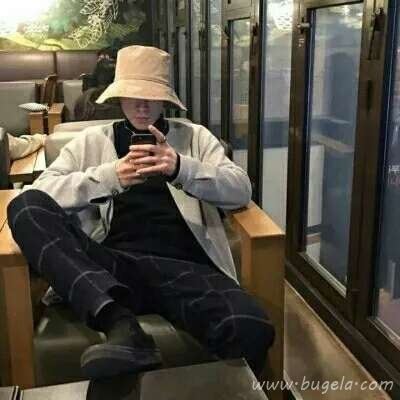 拿手机戴帽子男生头像图片