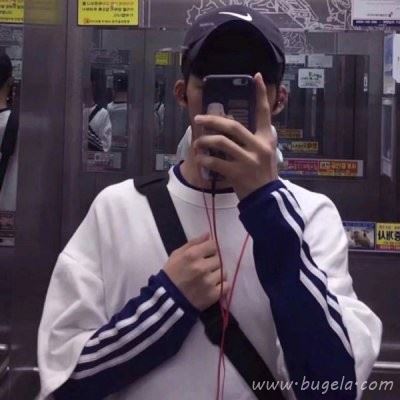 拿手机戴帽子男生头像图片